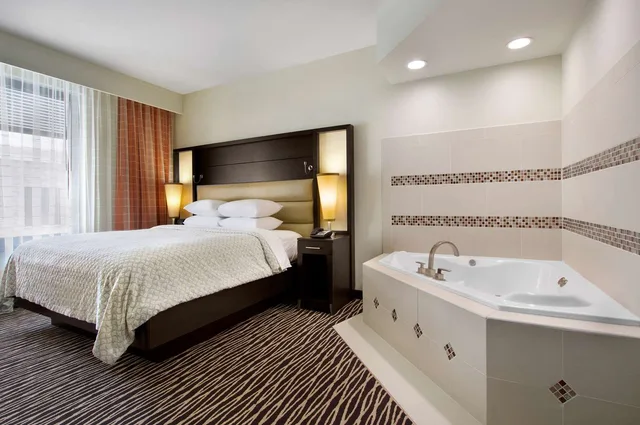 جناح بسرير كينج بجاكوزي، Embassy Suites by Hilton Fayetteville Fort Bragg 2/3