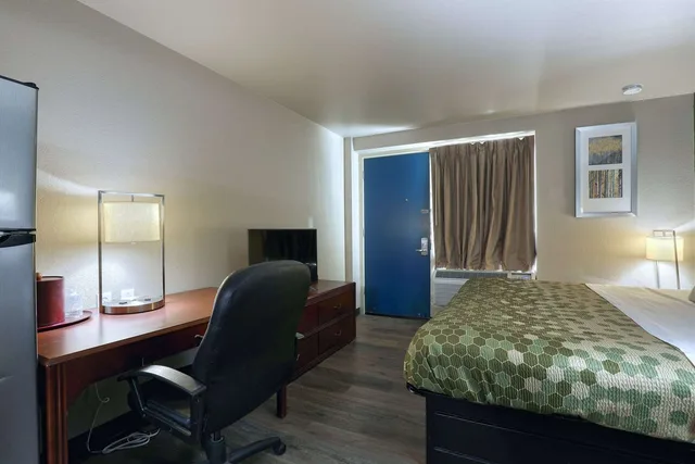 Efficiency, King Bed، Suburban Studios Neenah-Appleton 3/7