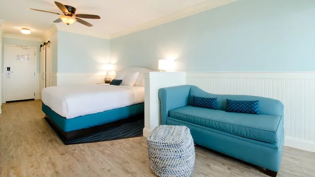 غرفة ديلوكس بسرير كينج بشرفة بإطلالة جزئية على البحر، John Yancey Oceanfront Inn 2/4