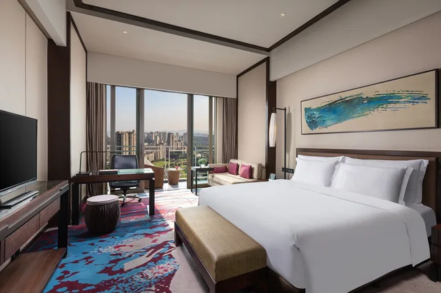 Premium, King Bed, Golf Course View, Balcony، CROWNE PLAZA CHONGQING NEW NORTH ZONE 1/1