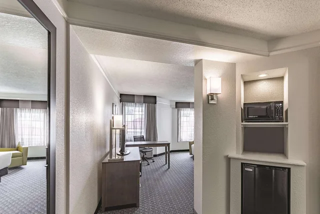 Room, King Bed, Pool or Courtyard View, Courtyard View، La Quinta Inn and Suites by Wyndham Austin Near The Domain 7/7
