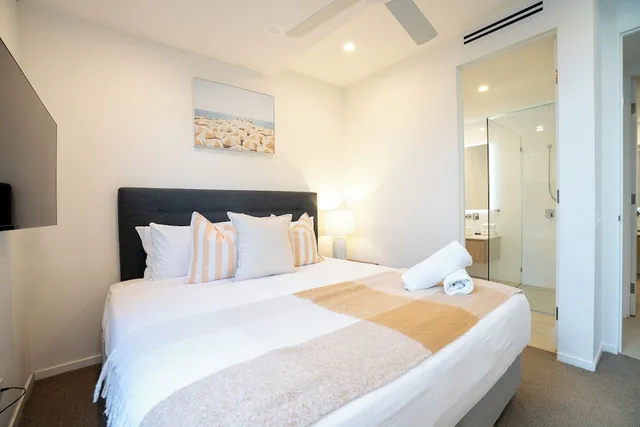 Iconic, King and Twin Beds, Terrace، Iconic Kirra Beach Resort 1/3