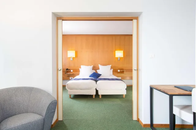 Suite, King Bed, Bath and Shower, Living Area، Best Western Plus Hotel and SPA Le Schoenenbourg 3/6