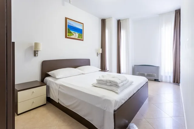 شقة بسرير فردي وسرير كوين بغرفتي نوم مع أريكة، VILA KETI 2/10