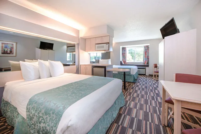 جناح استوديو بسريرين كوين، Microtel Inn & Suites by Wyndham Claremore 2/3