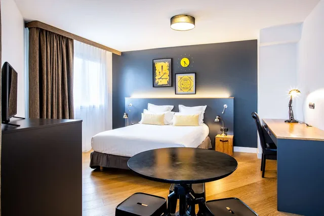 جناح بسرير كوين مع أريكة بحوض استحمام، Best Western Plus Suitcase Paris La Defense 3/5