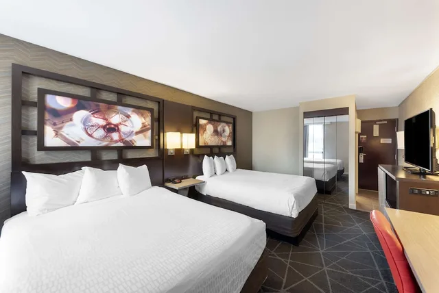 غرفة قياسية بسريرين كوين يُسمح فيها بالحيوانات الأليفة، Best Western Plus Austin Central 2/3