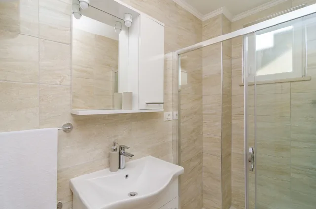 شقة بسرير كوين وسرير فردي بإطلالة على البحر بشرفة بغرفة نوم واحدة، Apartments Villa Dadic 3/4
