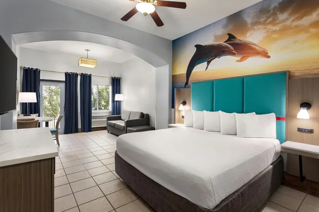 غرفة بسرير كينج مع أريكة، La Copa Inn Beach Hotel 2/3
