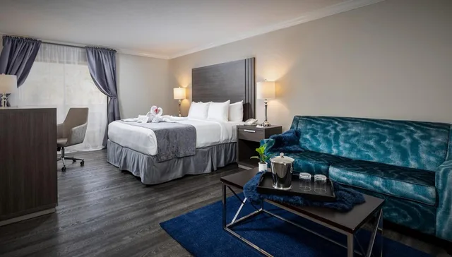غرفة سوبيريور بسرير كينج بإطلالة على البحيرة مع أريكة، Palazzo Lakeside Hotel 1/3