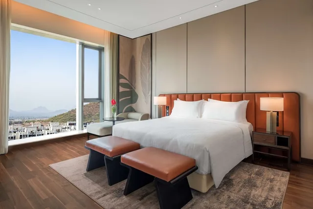جناح ديلوكس بسرير كينج بشرفة، Radisson Blu Hotel & Spa Nashik 3/5