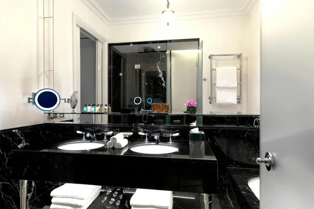 جناح ركني بسرير كينج بإطلالة على المدينة، The St Regis Rome 10/10