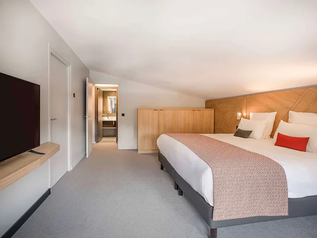 جناح عائلي بسرير كينج وسرير بطابقين بشرفة مع أريكة، Hotel Mercure Les Arcs 1800 & Spa 1/6