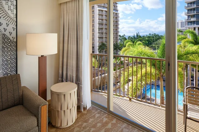 جناح بسرير كينج بإطلالة على المسبح بشرفة بغرفة نوم واحدة مع أريكة، Embassy Suites By Hilton Waikiki Beach Walk 8/9