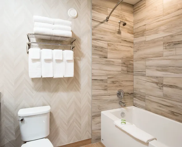 Suite, King Bed, Pomeroy Inn & Suites Prince George 4/4