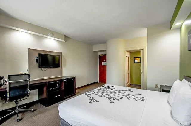 Standard, King Bed, Garner Hotel Frederick Southeast 2/5