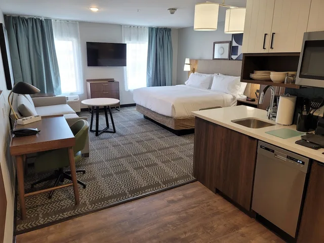 Studio, Suite, King Bed, Kitchenette, Staybridge Suites Louisville - Expo Center 1/2