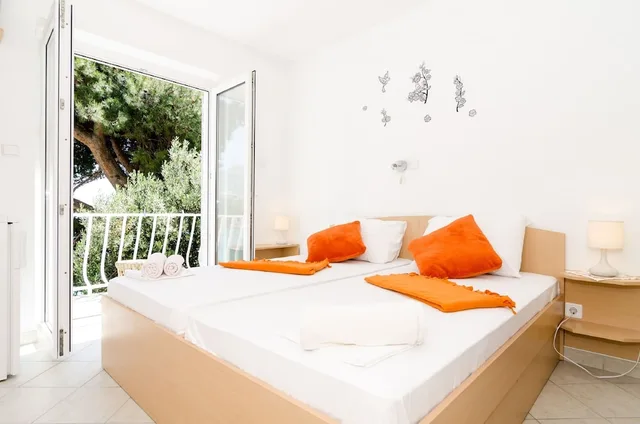 غرفة كومفورت بسرير كوين بإطلالة على البحر بشرفة، Guest House Daniela 1/2