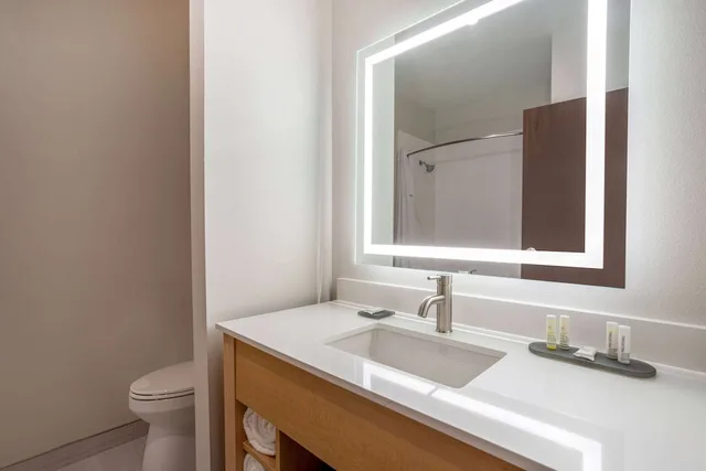 غرفة بسريرين كوين لذوي الإعاقة، La Quinta Inn & Suites by Wyndham Pflugerville 3/4