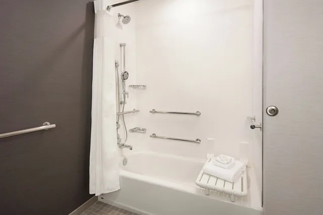 غرفة بسرير كينج مع أريكة، Courtyard by Marriott Fresno Clovis 5/5