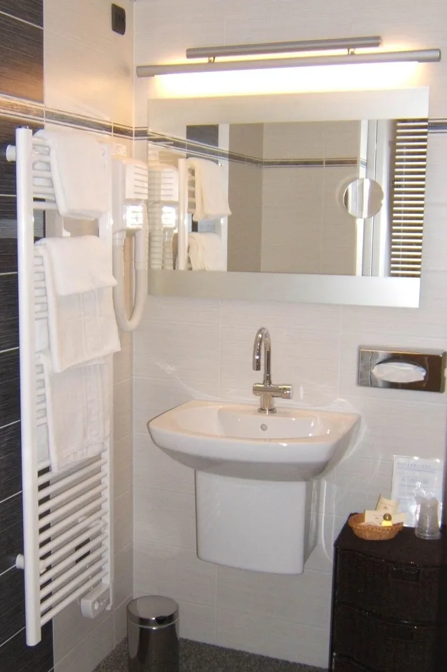 Vip, Queen Bed, Balcony, Bathtub، Hotel de Clisson 3/3
