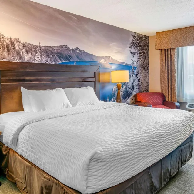 غرفة بسرير كينج يُسمح فيها بالحيوانات الأليفة، Clarion Pointe Medford Ex Holiday Inn Express Medford 1/6
