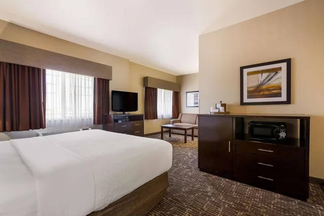 غرفة بسرير كينج مع أريكة، Best Western Northwest Lodge 1/8