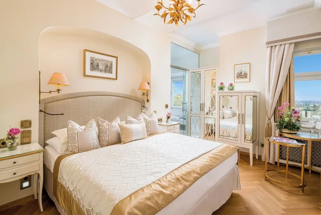 غرفة رومانسية بسرير كينج بإطلالة على المدينة بحوض استحمام، Schloss Monchstein Hotel 1/9