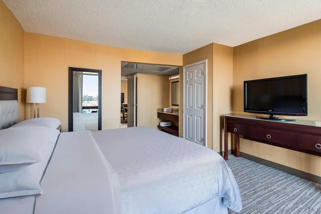 جناح بسرير كينج بغرفة نوم واحدة مع أريكة، Sheraton West Des Moines Hotel 3/8