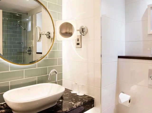 غرفة قياسية بسرير كينج مع دخول الصالة، Crowne Plaza Belfast 8/10