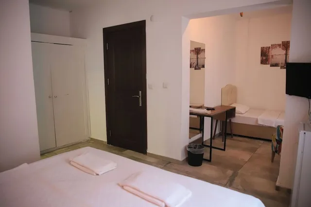 غرفة ثلاثية بسرير كوين وسرير فردي، Hotel Gumbet 1/4