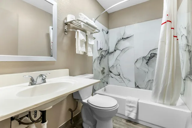 غرفة ديلوكس بسرير كينج، Red Roof Inn Huntsville, AL 4/4