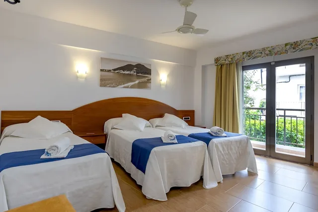 غرفة سوبيريور ثلاثية بسرير كوين وسرير فردي، Manolita Hostal 1/2