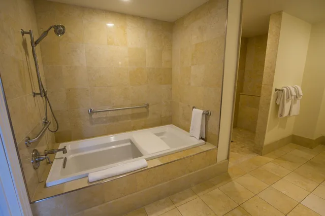جناح بسرير كوين بإطلالة على البحيرة لذوي الإعاقة، The Edgewater 3/3