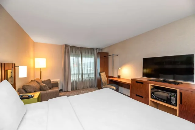 غرفة بسرير كينج مع أريكة، Comfort Inn South Shore 2/10