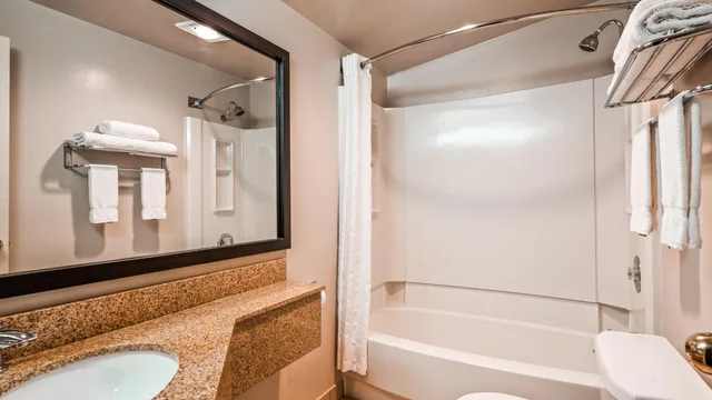 غرفة رباعية مع أريكة، Best Western New Oregon 8/9
