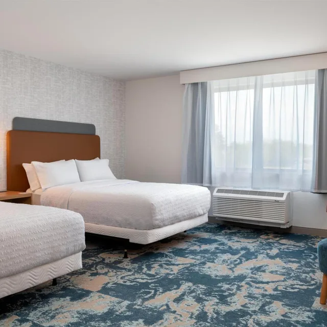 غرفة بسرير كينج وسريرين كوين بحوض استحمام لذوي الإعاقة، Hampton Inn & Suites Cadillac 1/2