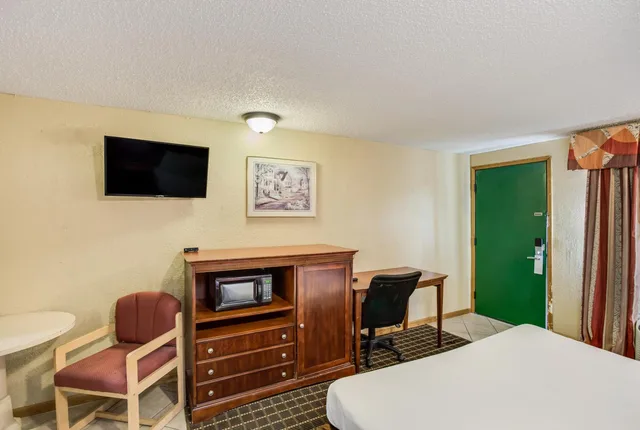 جناح بسرير كينج بحوض جاكوزي للمدخنين، Knights Inn Ashland 3/4