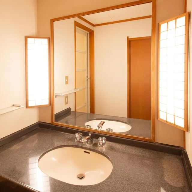 غرفة داخلية يابانية قياسية بسريرين منفصلين بحوض استحمام، Oedo-Onsen-Monogatari Ito Hotel New Okabe 3/5