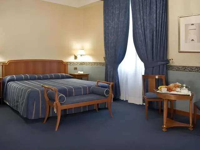 غرفة قياسية ثلاثية بسرير كوين وسرير فردي، Strozzi Palace Hotel 1/10