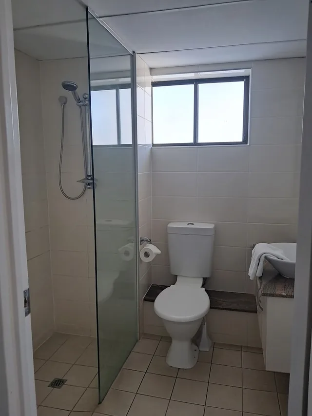 غرفة بسرير كوين بإطلالة على البحر، BAYVIEW TOWER 8/10
