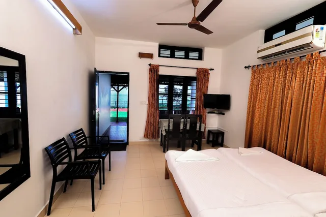 غرفة سوبيريور بسرير مزدوج بإطلالة على البحيرة، Illikkalam Lakeside Cottages 2/3