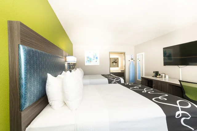غرفة قياسية بسريرين كوين، Surestay Plus Hotel By Best Western Point Richmond 6/10