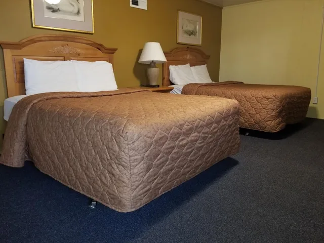 Room, 2 Queen Beds, Rodeway Inn La Crosse 2/3