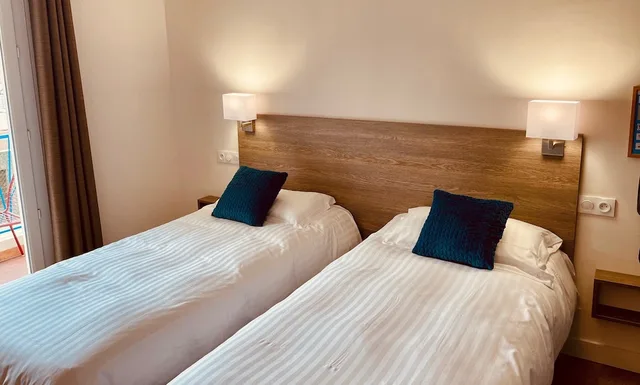 غرفة بسريرين منفصلين بإطلالة على الفناء، Hotel Courbet 3/4