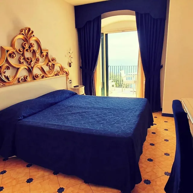 غرفة ديلوكس بسرير كوين بإطلالة على البحر، Hotel Villa Maria Pia 1/2