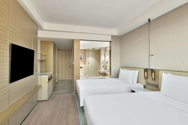 Club, Guest Room, Twin Beds, Hill View, Bathtub, Executive Lounge Access، Navi Mumbai Marriott Hotel 2/4