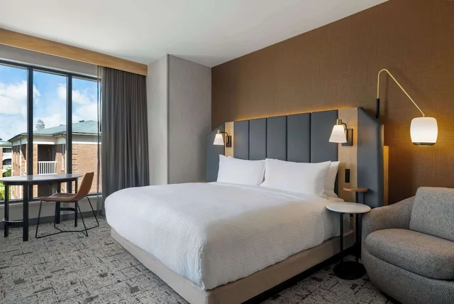 غرفة بسرير كينج بحوض استحمام، Tempo by Hilton Louisville Downtown NuLu 1/4