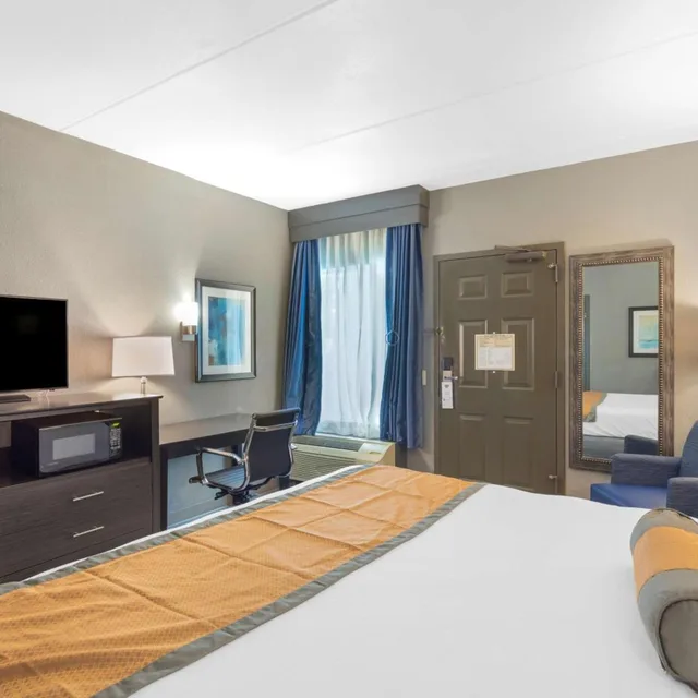 غرفة بسرير كينج يُسمح فيها بالحيوانات الأليفة لذوي الإعاقة، Best Western Plus Bowling Green 7/9