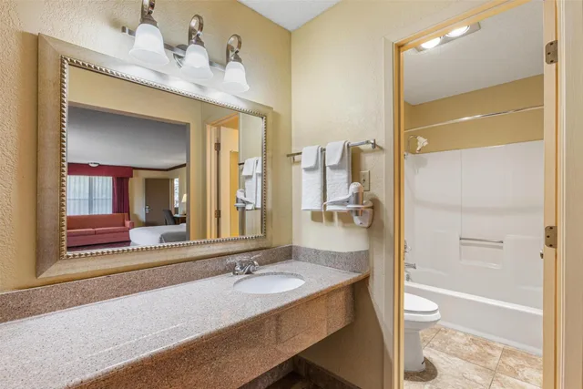 جناح جونيور بسرير كينج بإطلالة على المسبح للمدخنين، Best Western Pine Springs Inn 7/8